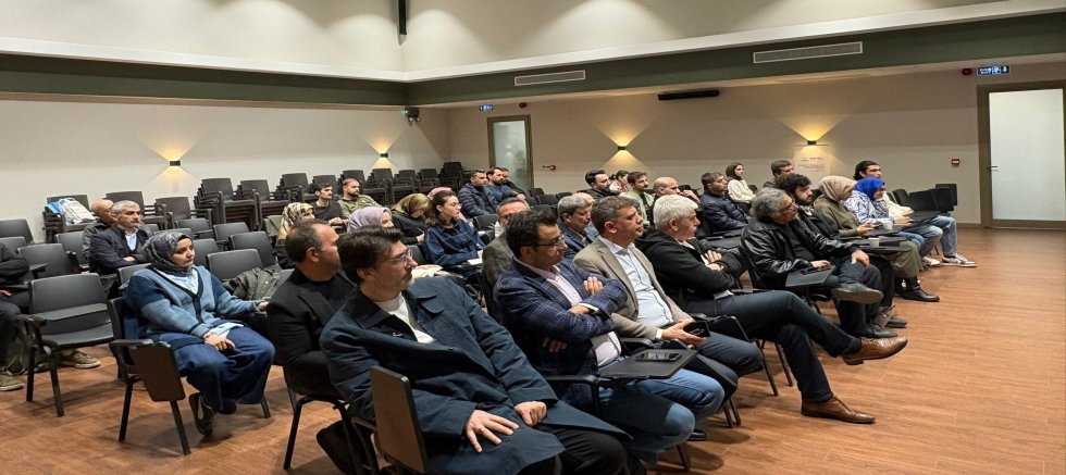 KAHRAMANMARAŞ BÜYÜKŞEHİR’İN YAZARLIK AKADEMİSİNDE “ELEŞTİRİNİN ELEŞTİRİSİ” KONUŞULDU