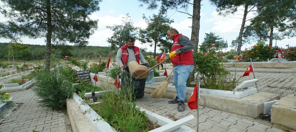 KAHRAMANMARAŞ BÜYÜKŞEHİR, KAPIÇAM MEZARLIĞI’NI BAYRAMA HAZIRLIYOR
