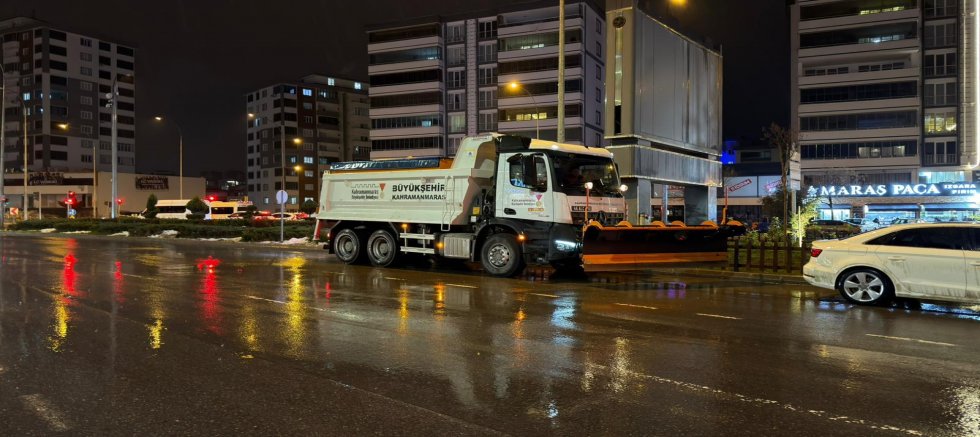 KAHRAMANMARAŞ BÜYÜKŞEHİR KAR ALARMINDA; EKİPLER GECE BOYUNCA SAHADA