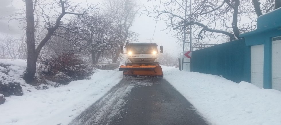 KAHRAMANMARAŞ BÜYÜKŞEHİR, KIRSALDA KARLA MÜCADELESİNİ KESİNTİSİZ SÜRDÜRÜYOR