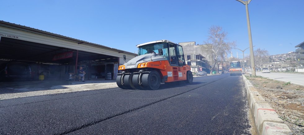 KAHRAMANMARAŞ BÜYÜKŞEHİR, KUDDUSİ BABA BULVARI’NDA ASFALT ÇALIŞMASINI SÜRDÜRÜYOR