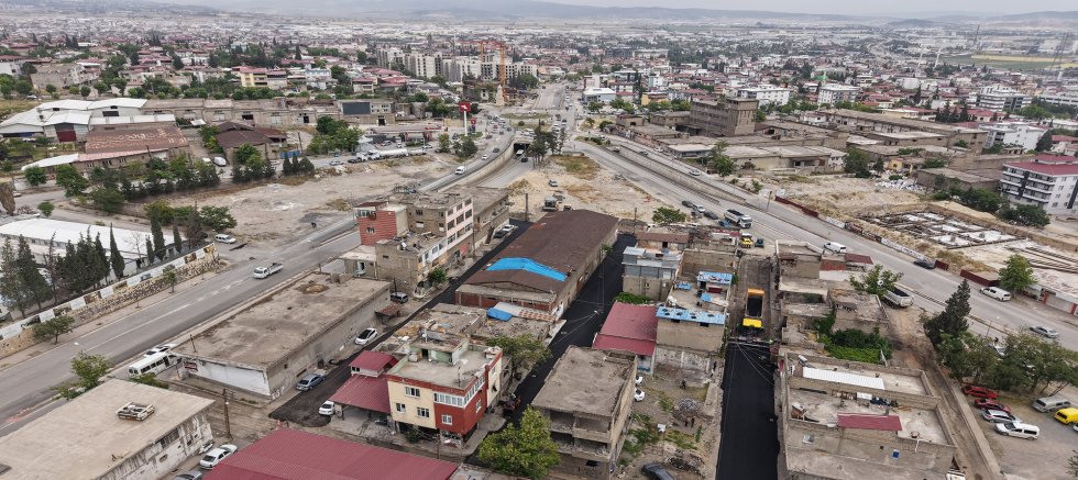 KAHRAMANMARAŞ BÜYÜKŞEHİR, MENDERES MAHALLESİ’NDE SICAK ASFALT SERİMİNE BAŞLADI