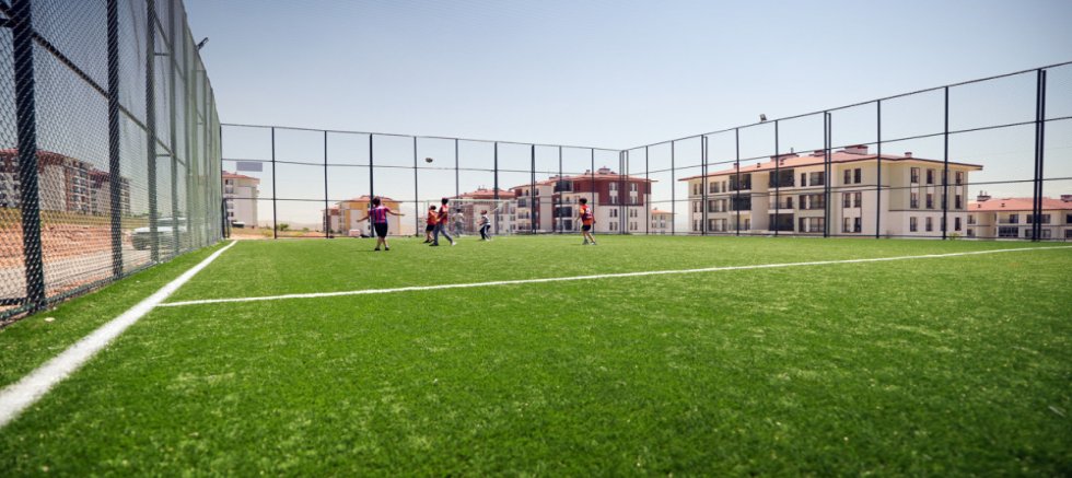 KAHRAMANMARAŞ BÜYÜKŞEHİR, ŞEHRİN DÖRT BİR YANINI SPOR ALANLARIYLA DONATIYOR; 31 YENİ HALI SAHA HİZMETE ALINDI
