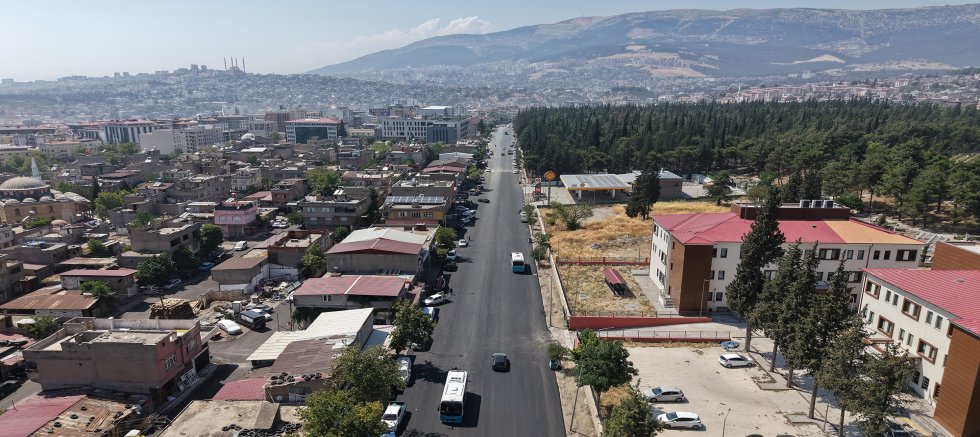 KAHRAMANMARAŞ BÜYÜKŞEHİR, ŞEYH ADİL VE GİRNE CADDELERİNİ SICAK ASFALTLA YENİLEDİ