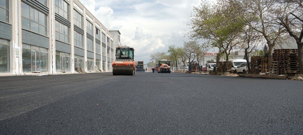 KAHRAMANMARAŞ BÜYÜKŞEHİR, TOPTANCILAR SİTESİNDE ASFALT ÇALIŞMASINI SÜRDÜRÜYOR