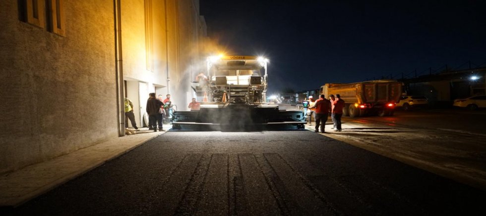 KAHRAMANMARAŞ BÜYÜKŞEHİR, TOPTANCILAR SİTESİNDE ASFALT MESAİSİNİ GECE GÜNDÜZ SÜRDÜRÜYOR