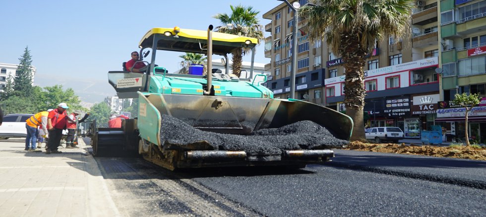 KAHRAMANMARAŞ BÜYÜKŞEHİR, TRABZON BULVARI’NDA SON KAT ASFALT SERİMİNE BAŞLADI