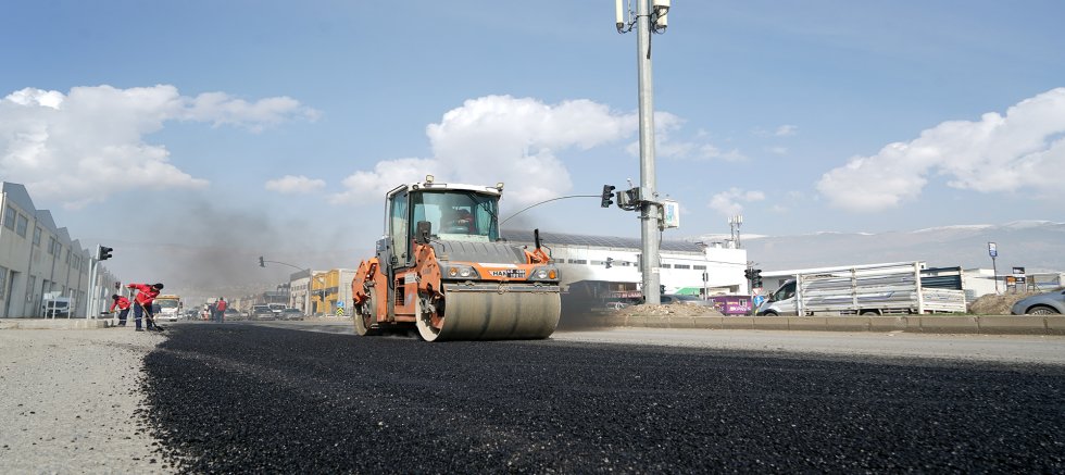 KAHRAMANMARAŞ BÜYÜKŞEHİR YOL YENİLEME ÇALIŞMALARINA DEVAM EDİYOR