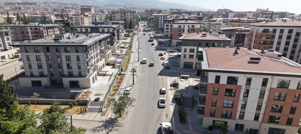 KAHRAMANMARAŞ BÜYÜKŞEHİR, ZÜBEYDE HANIM’DA SON KAT ASFALTA GEÇİYOR