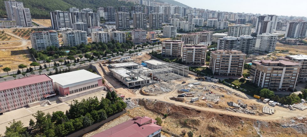 KAHRAMANMARAŞ GENÇLİK VE SPOR MERKEZİ YÜKSELİYOR