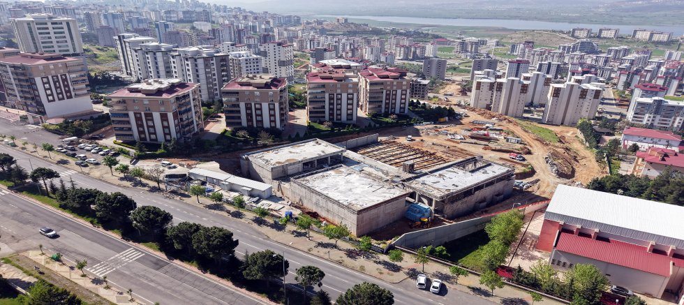 KAHRAMANMARAŞ’IN YENİ NESİL GENÇLİK VE SPOR KOMPLEKSİ HIZLA YÜKSELİYOR