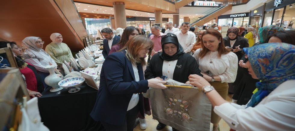 KAHRAMANMARAŞ’LI KADINLARIN EL EMEĞİ VE ÜRETKENLİĞİ YIL SONU SERGİSİNDE TAÇLANDI