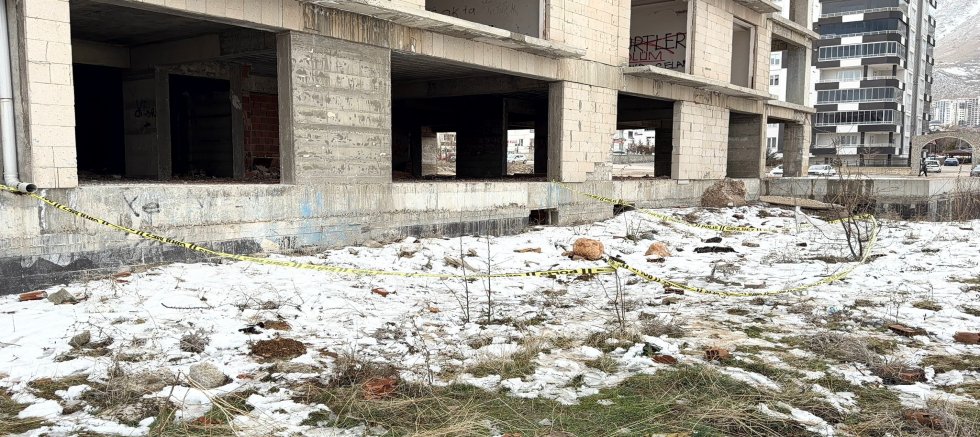 KAHRAMANMARAŞ’TA 18 YAŞINDAKİ GENÇ KIZ İNŞAATTAN ATLAYARAK HAYATINI KAY