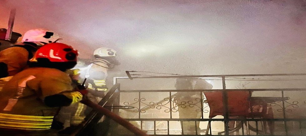 KAHRAMANMARAŞ’TA AHŞAP EVDE ÇIKAN YANGIN GECEYİ GÜNDÜZE ÇEVİRDİ