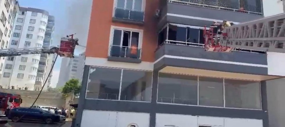 KAHRAMANMARAŞ’TA APARTMAN YANGINI: 3 KİŞİ HAYATINI KAYBETTİ