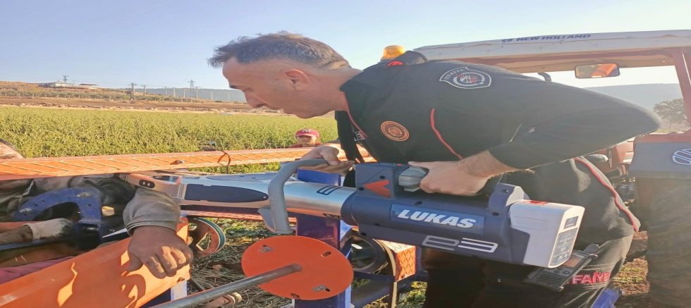 KAHRAMANMARAŞ’TA HORTUM SARMA MAKİNESİNE KOLUNU KAPTIRDI