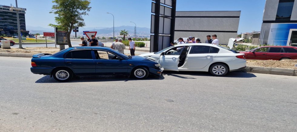 -KAHRAMANMARAŞ’TA İKİ OTOMOBİL ÇARPIŞTI: BİRİ ÇOCUK 3 YARALI