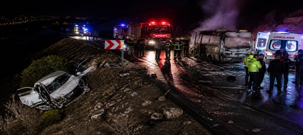 KAHRAMANMARAŞ’TA İŞÇİ SERVİSİ İLE OTOMOBİL ÇARPIŞTI: 8 YARALI