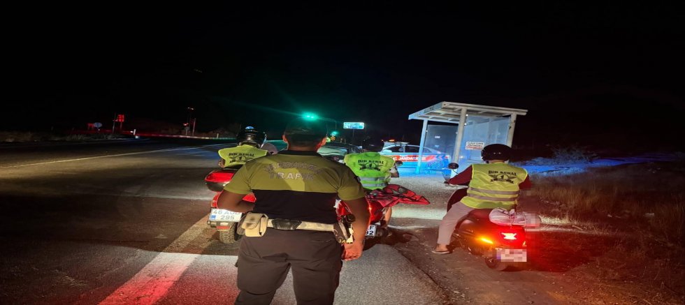 KAHRAMANMARAŞ’TA JANDARMADAN MOTOSİKLET SÜRÜCÜLERİNE REFLEKTİF YELEK DESTEĞİ