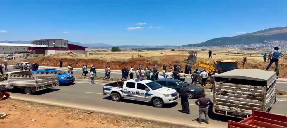 KAHRAMANMARAŞ’TA KAÇAK YAPI TEPKİSİ: BATI KÖYLERİ YOLU ULAŞIMA KAPATILDI