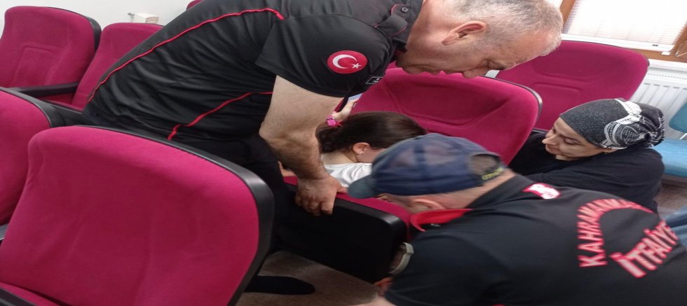 KAHRAMANMARAŞ’TA KOLTUĞA SIKIŞAN ÇOCUK İÇİN SEFERBER OLDULAR