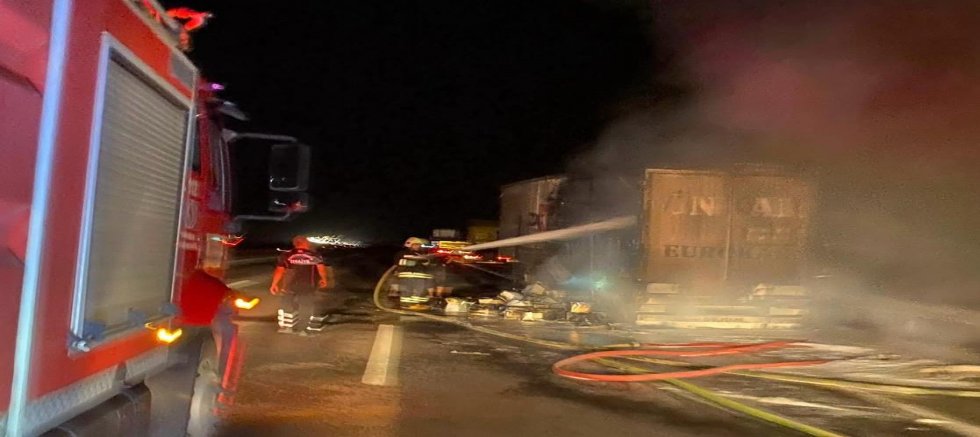 KAHRAMANMARAŞ’TA MADENİ YAĞ YÜKLÜ TIR YANGINDA DEMİR YIĞININA DÖNDÜ