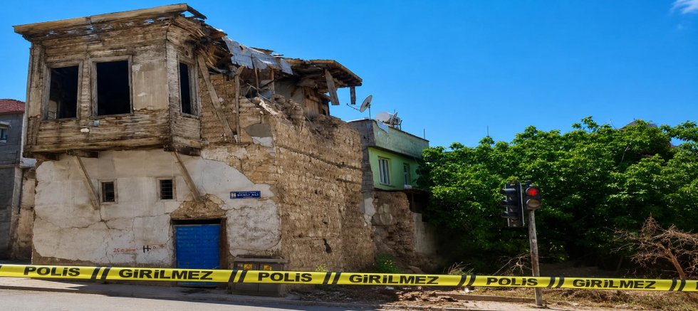 KAHRAMANMARAŞ’TA METRUK BİNADA ÇÖKME