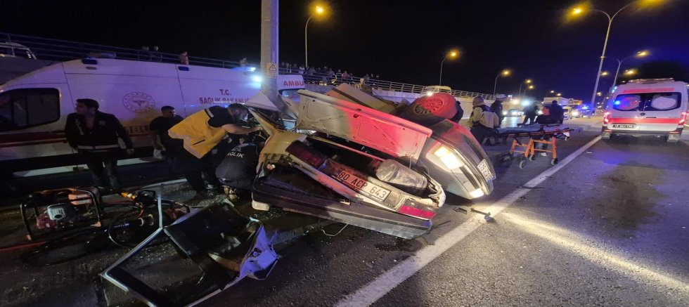 KAHRAMANMARAŞ’TA OTOMOBİL AYDINLA DİREĞİNE ÇARPTI: 3 YARALI