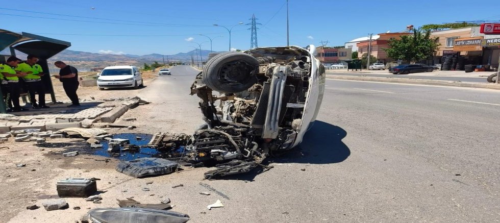 KAHRAMANMARAŞ’TA OTOMOBİL DEVRİLDİ: SÜRÜCÜ YARALANDI