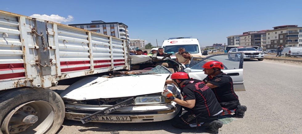 KAHRAMANMARAŞ’TA OTOMOBİL DORSEYE OK GİBİ SAPLANDI