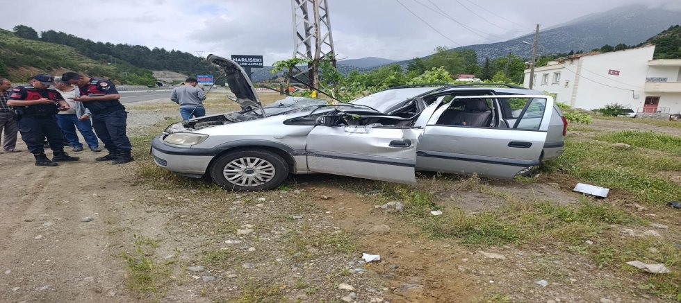 KAHRAMANMARAŞ’TA OTOMOBİL ELEKTRİK DİREĞİNE ÇARPTI: 1 YARALI