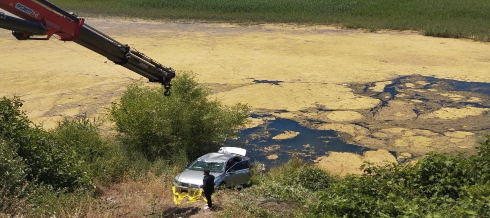 KAHRAMANMARAŞ’TA OTOMOBİL GÖL’E DÜŞTÜ