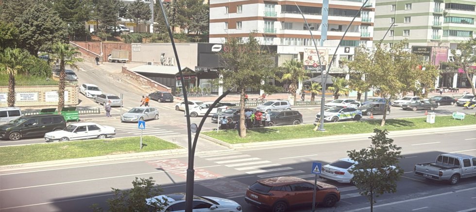KAHRAMANMARAŞ’TA OTOMOBİL İLE MOTOSİKLET ÇARPIŞTI: 2 YARALI