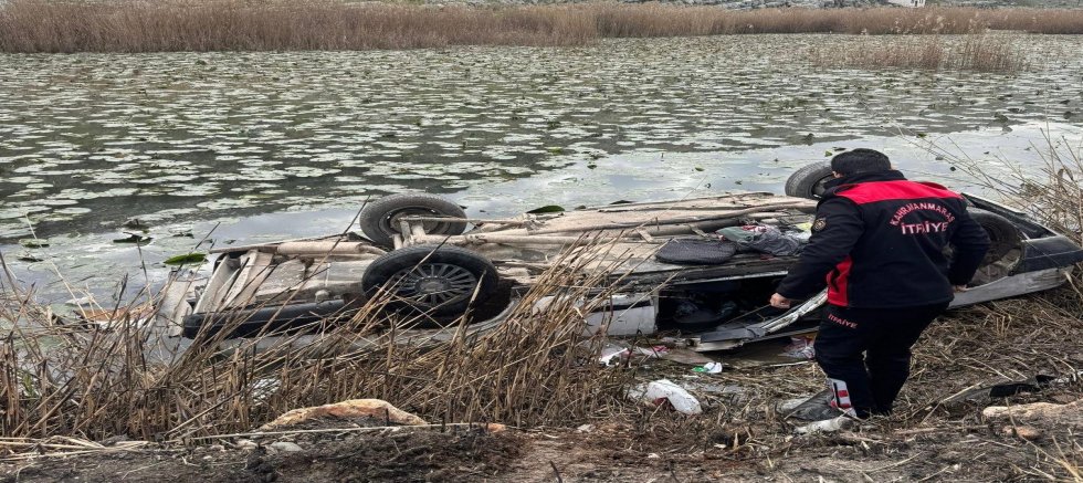 KAHRAMANMARAŞ’TA OTOMOBİL SU BİRİKİNTİSİNE DÜŞTÜ: