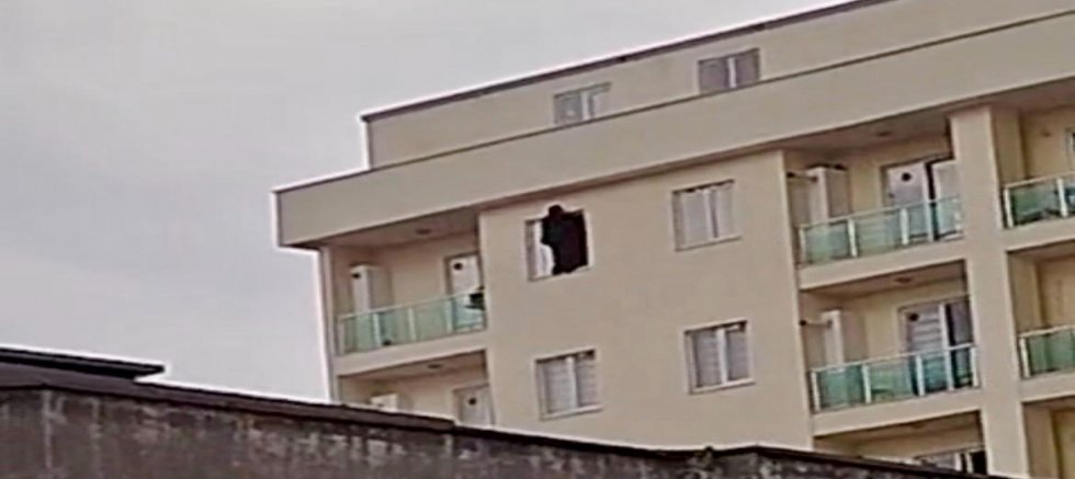 KAHRAMANMARAŞ’TA PENCEREDEKİ KADIN İÇİN EKİPLER HAREKETE GEÇTİ