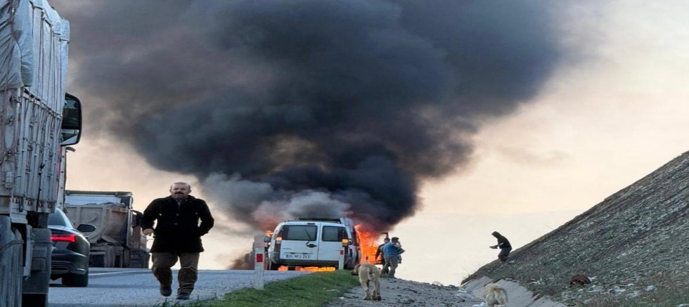 KAHRAMANMARAŞ’TA SEYİR HALİNDEKİ MİNİBÜS ALEV TOPUNA DÖNDÜ