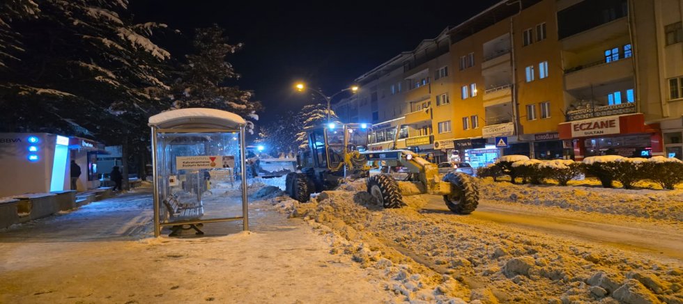 KAHRAMANMARAŞ’TA SON YILLARIN EN SERT KIŞI YAŞANIYOR; BÜYÜKŞEHİR TÜM İMKANLARIYLA SAHADA