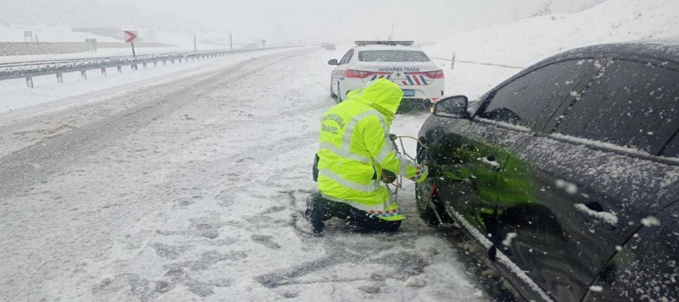 KAHRAMANMARAŞ’TA SÜRÜCÜLERİN YARDIMINA JANDARMA KOŞTU