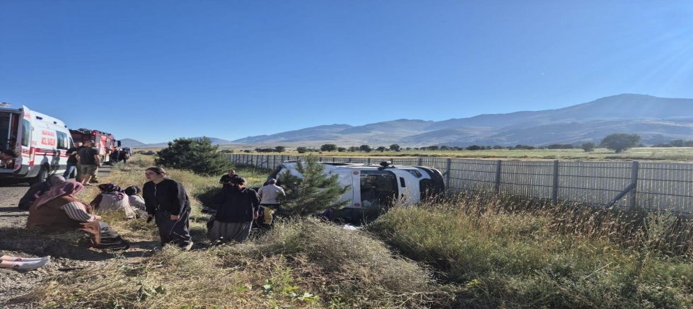 KAHRAMANMARAŞ’TA TARIM İŞÇİLERİNİ TAŞIYAN ARAÇ DEVRİLDİ: 19 YARALI