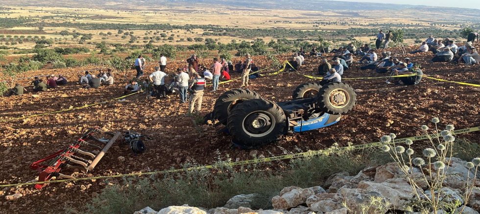 KAHRAMANMARAŞ’TA TRAKTÖR DEVRİLDİ: 1 KİŞİ HAYATINI KAYBETTİ