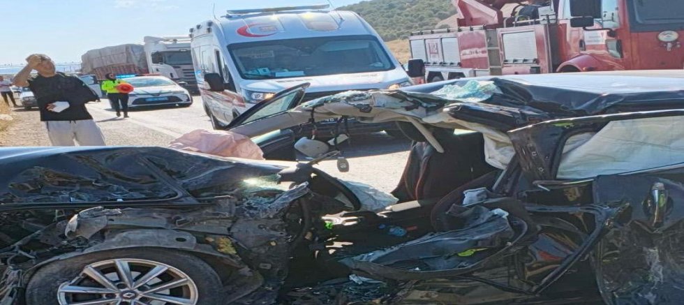 KAHRAMANMARAŞ’TA YOLCU OTOBÜSÜ İLE OTOMOBİL ÇARPIŞTI: 2’Sİ AĞIR 4 YARALI