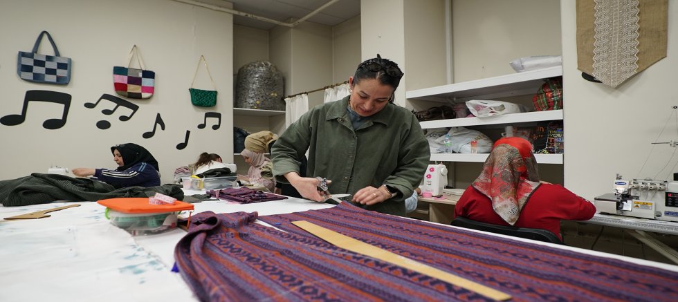 KAMEK’TE KADINLAR HEM ÖĞRENİYOR HEM ÜRETİYOR