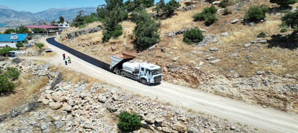 KARAGÖL-ÇOBANLI BAĞLANTI YOLUNDA SATHİ KAPLAMA ÇALIŞMALARI BAŞLADI