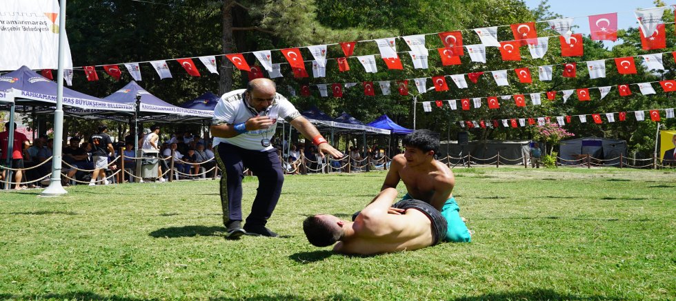 KARAKUCAK FUAR GÜREŞLERİ GEÇMİŞİN ANILARINI YENİDEN CANLANDIRDI