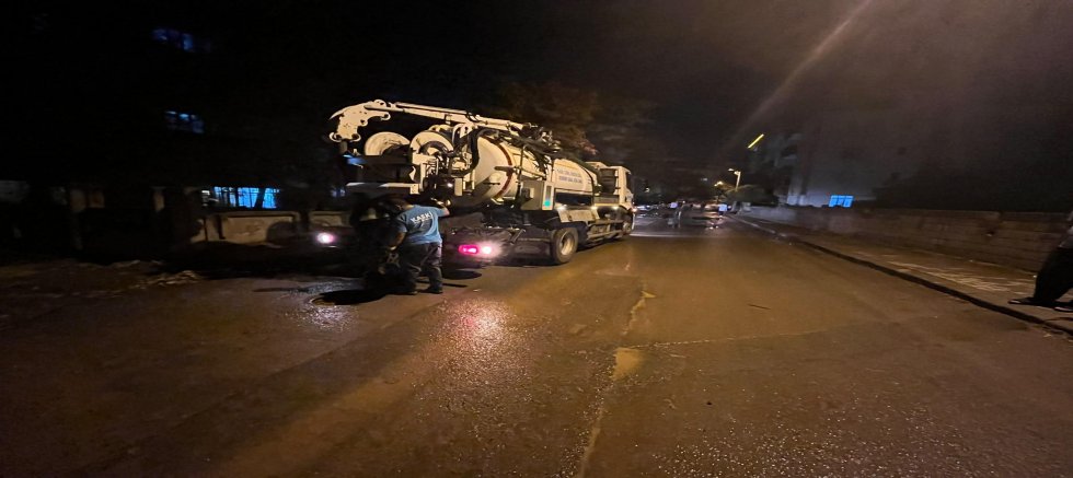 KASKİ  EKİPLERİ YAĞIŞ SONRASI GECE GÜNDÜZ SAHADA