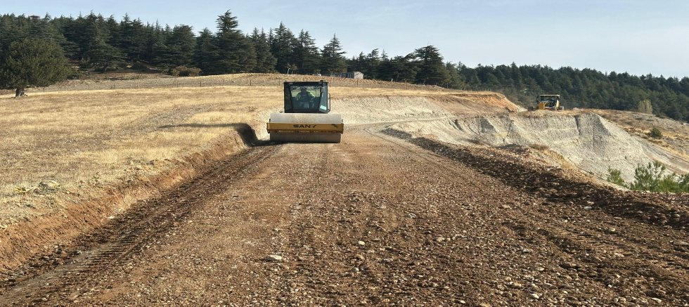 KAZANLIPINAR’DA SATHİ KAPLAMA ÖNCESİ ZEMİN İYİLEŞTİRME ÇALIŞMALARI SÜRÜYOR