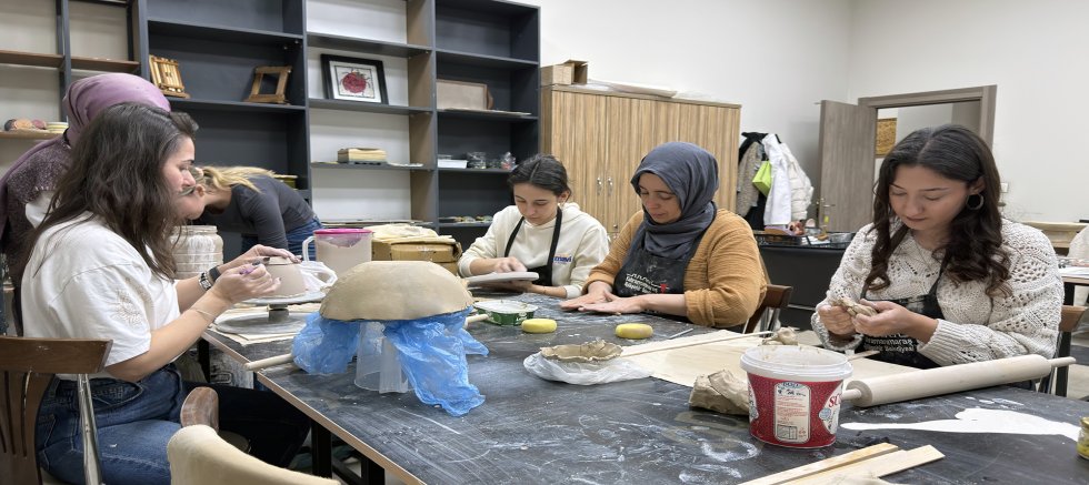 KURSİYERLER KAMEK’İN SERAMİK ATÖLYESİNDE KENDİ SANAT ESERLERİNİ ÜRETİYOR