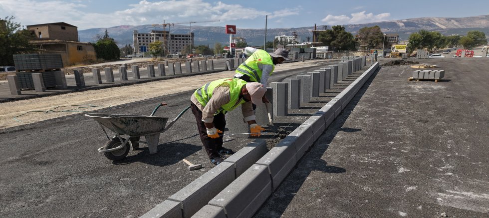  LÜTFİ KÖKER BULVARI’NDA YENİLEME SÜRÜYOR
