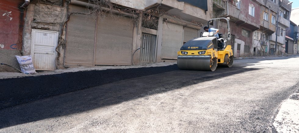 MAHALLE MAHALLE ONARIM: YOLLAR SICAK ASFALTLA YENİLENİYOR