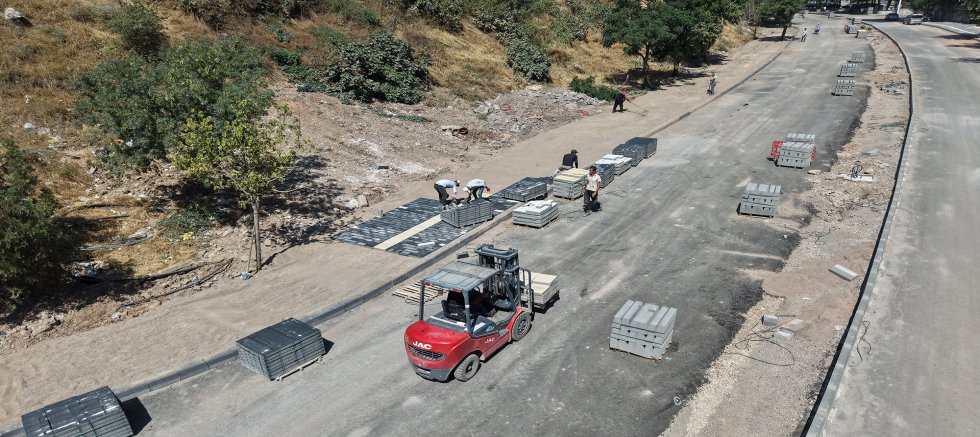 NURSULTAN NAZARBAYEV BULVARI’NDA DÖNÜŞÜM YÜRÜYÜŞ YOLU İMALATIYLA SÜRÜYOR
